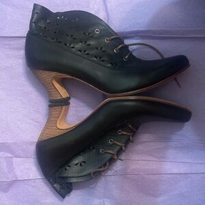 😍Amazingly Witchy Rare Authentic Fluevog Black Leather Granny Boots EUC